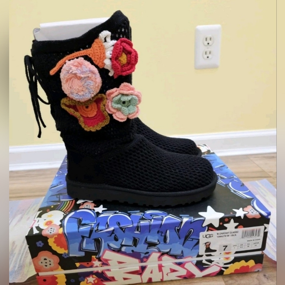UGG Crochet Classic Boots, US 7, Grannycore Black